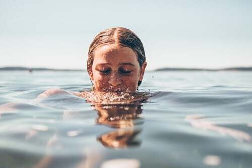 Bewegung im Wasser schont die Gelenke und erleichtert die Aktivierung verspannter Muskelpartien. Wenn an einem heißen Sommertag noch der Erfrischungsfaktor hinzukommt, ist das Genusserlebnis perfekt. Du bist keine Wasserratte? Dann gibt es auf dieser Seite noch mehr Tipps für Landratten.